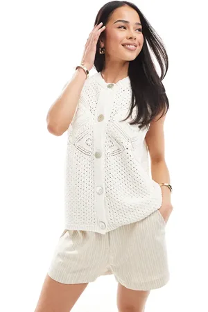 ASOS Beige hæklet vest med syede detaljer og guldfarvede knapper-Hvid