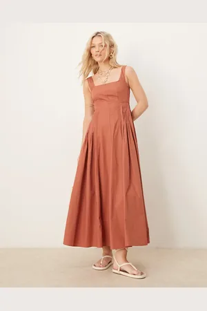 ASOS Terrakottafarvet midikjole med dyb og rund hals og plisseret talje-Brun