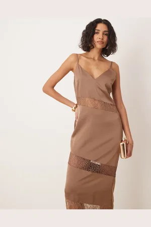 Pretty Lavish Mokkabrun slip-maxikjole med blondeindsats