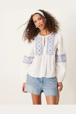 JDY Top med bindefront og broderinger
