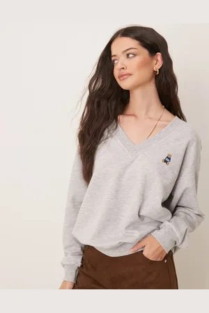 Gina Tricot Lysegråmeleret sweater med V-hals og teddybjørnegrafik i afslappet pasform
