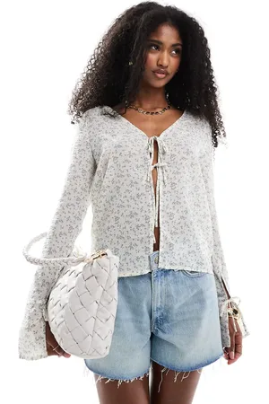 Brave Soul Offwhite bluse med småblomstret print og bindebånd-Hvid