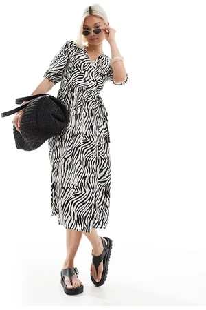 Brave Soul Slå om-kjole i midilængde med pufærmer og zebraprint
