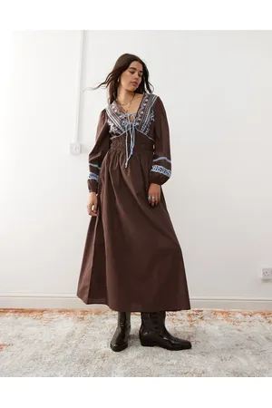 Reclaimed Smock-midikjole med kontrasterende broderier i lyseblå