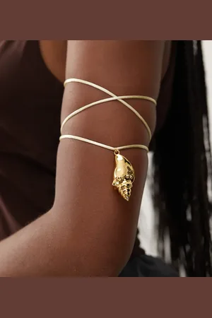 En Route Armring med snordesign, skalvedhæng og 18 k guldbelægning