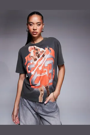 Jordan 23 - og rød T-shirt med grafik
