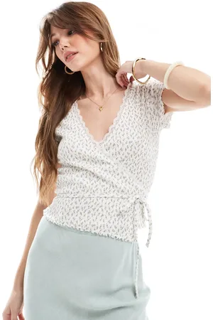 Miss Selfridge Top med slå-om-detalje og print i pointelle-stof-Multifarvet