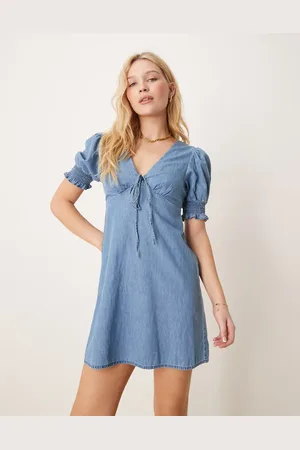 ASOS Mellemblå minikjole med flæsedetaljer og pufærmer i blød denim