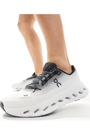 On Running ON - Cloudtilt All Day - Sorte/hvide sneakers