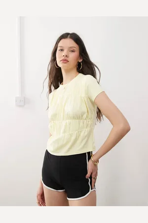 COLLUSION Lysegul baby-T-shirt med asymmetriske rynkede syninger