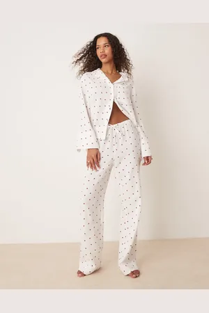 Gina Tricot Mix og match - Vævede hvide pyjamasshorts i gaze-flonel med rødt hjerteprint