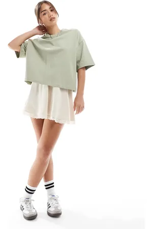 Miss Selfridge Flagrende og hvid mininederdel med underlag og blondekanter i blød ribstrik