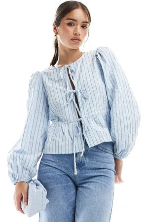 Pieces® Blå poplin-top med peplum-kant, bindebånd foran og striber