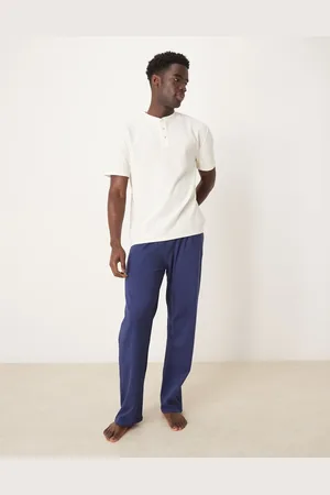 ASOS Pyjamassæt med hvid henley-T-shirt og bukser med vaffeltekstur