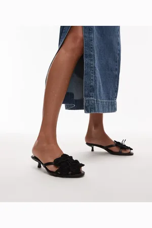 Topshop Ish - Sorte sandaler med kitten-hæl og strikket blomsterdetalje