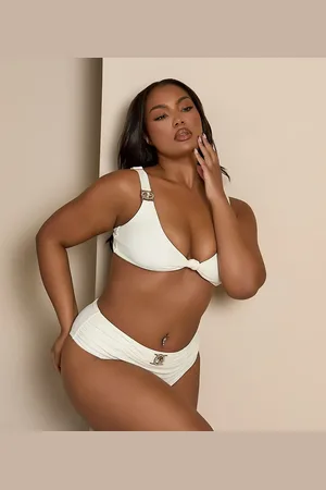 Moda Minx Curve X Bernadette Afia - Cremefarvede bikinitrusser med rynkero g smykkestensdetalje-Hvid