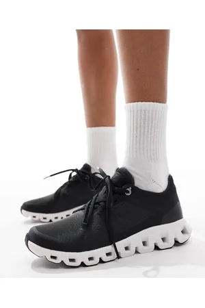 On Running ON - Cloud X 3 AD - Sorte og hvide træningssneakers