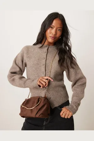 ASOS Chokoladebrun crossbody-taske i imiteret ruskind med aftagelig kæderem og bølget metalhank