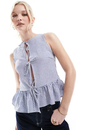 Daisy Street Peplum-top med marineblå striber og bindebånd fortil