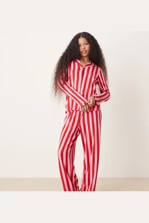 Urban Threads Petite - Rød- og lyserødstribet pyjamassæt i polyester med julemotiv bestående af langærmet skjorte med reverskrave og bukser