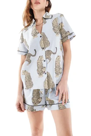 Chelsea Peers Sæt med kortærmet reversskjorte og shorts i seersucker med striber og leopardprint