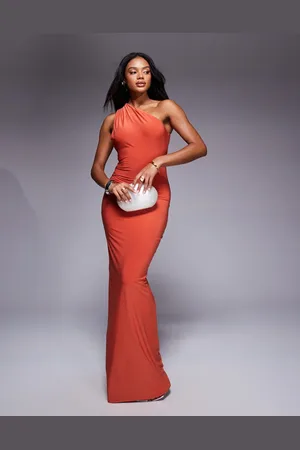 Fashionkilla Tætsiddende oneshoulder-maxikjole med dobbelt formgivende effekt, åben ryg og strandskalsdetalje i metal