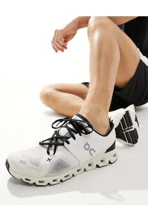 On Running ON - Cloud X 3 - Elfenbenshvide og sorte træningssneakers