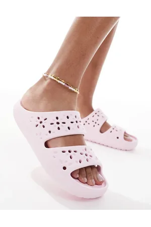 Crocs Classic - Lyserøde sandaler med blomsterformede udskæringsdetaljer