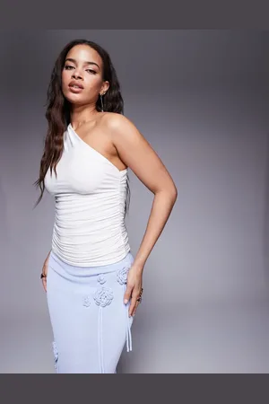 Kaiia Stram og oneshoulder-top med dobbeltlag og bindeskulder