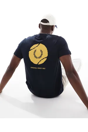 Fred Perry T-shirt med grafisk tennisprint på ryggen