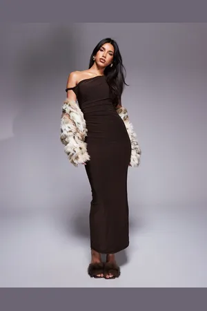 Kaiia Chokoladebrun tætsiddende offshoulder-maxikjole med snoet strop i bodycon-pasform - Kun hos ASOS
