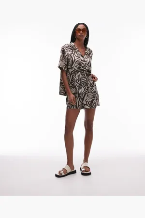 Topshop Chokoladebrune shorts med strandskalsprint i satin - Del af sæt