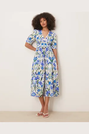 HOPE & IVY Hvid smock-midikjole med blåt blomstermønster og pufærmer