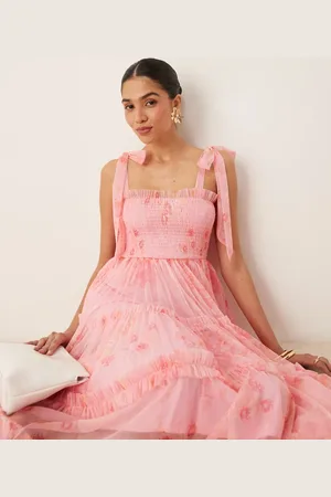Lace & Beads Pink midikjole med rynker, flæser og sløjfer på skuldrene i blomstermønster-Lyserød