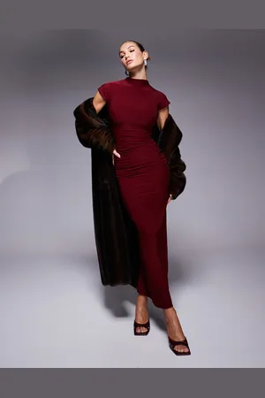 Kaiia Bordeaux stram bodycon-maxikjole i dobbeltlag med høj hals og vingeærmer - Kun hos ASOS-Rød