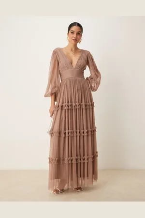 Lace & Beads Lys gråbrun maxikjole med flæser i boho-stil-Neutral