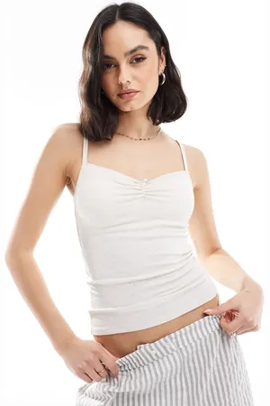 Cotton On Cotton On - Meleret cremehvid pyjamastop med cami-stropper og roset