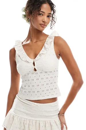 Miss Selfridge Cremehvid hæklet cami-top med flæser i broderie anglaise