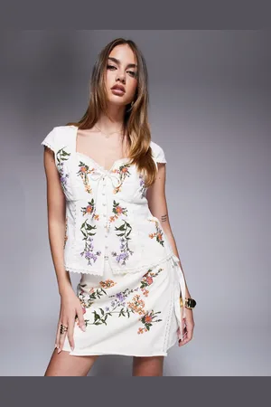 River Island Top med korsetdetaljer og blomsterbroderier - Del af sæt