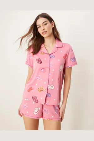 Urban Threads Pyjamassæt med shorts og kortærmet skjorte med reverskrave og cowboyhatprint