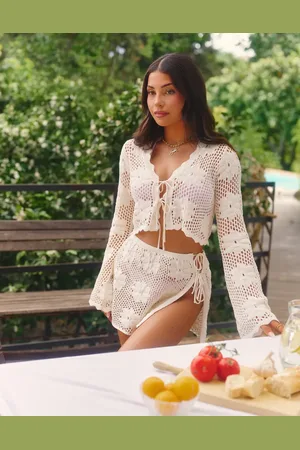 The Frolic X Lydia Kara - Cremehvid hæklet strand-mininederdel med bindebånd i siden og blomsterdesign - Del af sæt - Kun hos ASOS