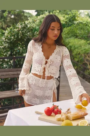 The Frolic X Lydia Kara - Cremehvid hæklet cropped strandtop med lange ærmer, bindebånd foran og blomsterdesign - Del af sæt - Kun hos ASOS