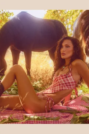 Frankies Bikinis X Bella Hadid - Bikinitrusser med bindebånd i siderne og rødt gingham-tern