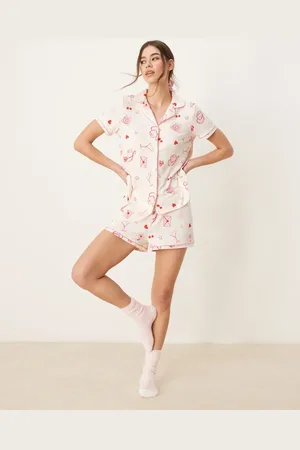 Urban Threads Kortærmet pyjamassæt med skjorte med reverskrave og shorts samt cowboyprint