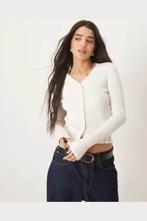 ASOS Cremehvid og ribstrikket cardigan med V-hals og flæser samt knapper fortil