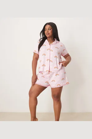 Urban Threads Curve - Pyjamassæt med regnbueprint bestående af shorts og kortærmet skjorte med reverskrave