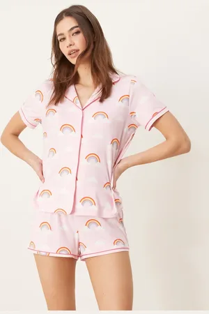Urban Threads Kortærmet pyjamassæt med skjorte med reverskrave og shorts samt regnbueprint