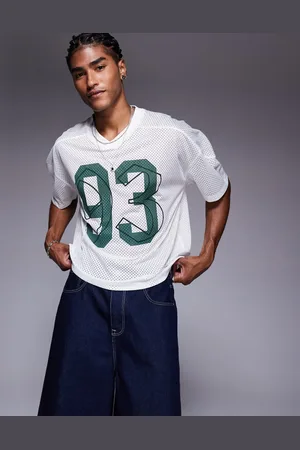 ASOS Ecrufarvet oversized T-shirt med sænkede skuldre, V-hals og sportsprint i airtex i firkantet pasform-Neutral