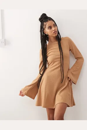 Reclaimed Mokkabrun boho-minikjole med trompetærmer i tekstureret jersey