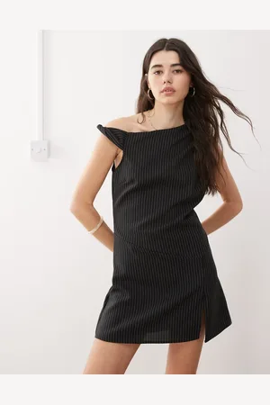 Reclaimed Sort skræddersyet skort-minikjole med struktur, oneshoulder-detalje og nålestriber
